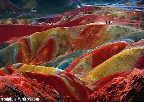 Foto merupakan fenomena geologi yang unik yang dinamakan bentuk mukabumi Danxia. Fenomena sebegini boleh dilihat dibeberapa tempat di negara China dan sebagai contoh foto diatas yang dirakamkan di daerah Zhangye, didalam wilayah Gansu. Warna yang terbit adalah hasil dari percampuran timbunan batupasir merah yang berpadu dengan batu batu yang lain dalam proses selama jutaan tahun.