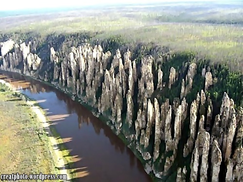 Lena Pillars, Russia. Batu batu dipinggir Sungai Lena ini kelihatan seperti membentuk tiang tiang yang memagari sungai.